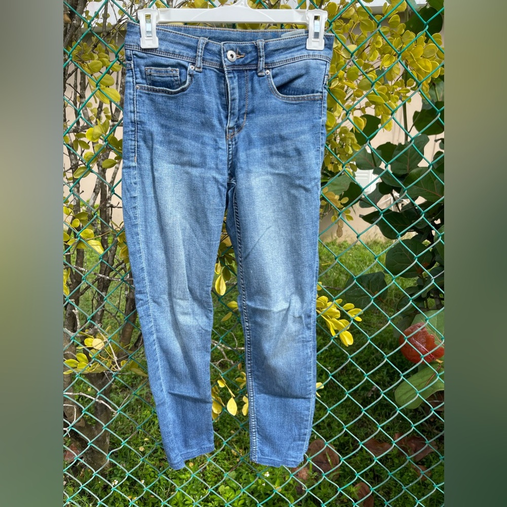 🛍 H&M Blue Jeans | Used like new 
$25.00 | Size US 4 

DM for more info 📩